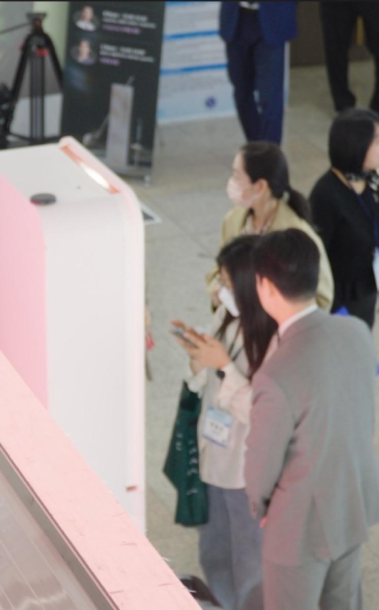 키오스크에 참여하는 방문객